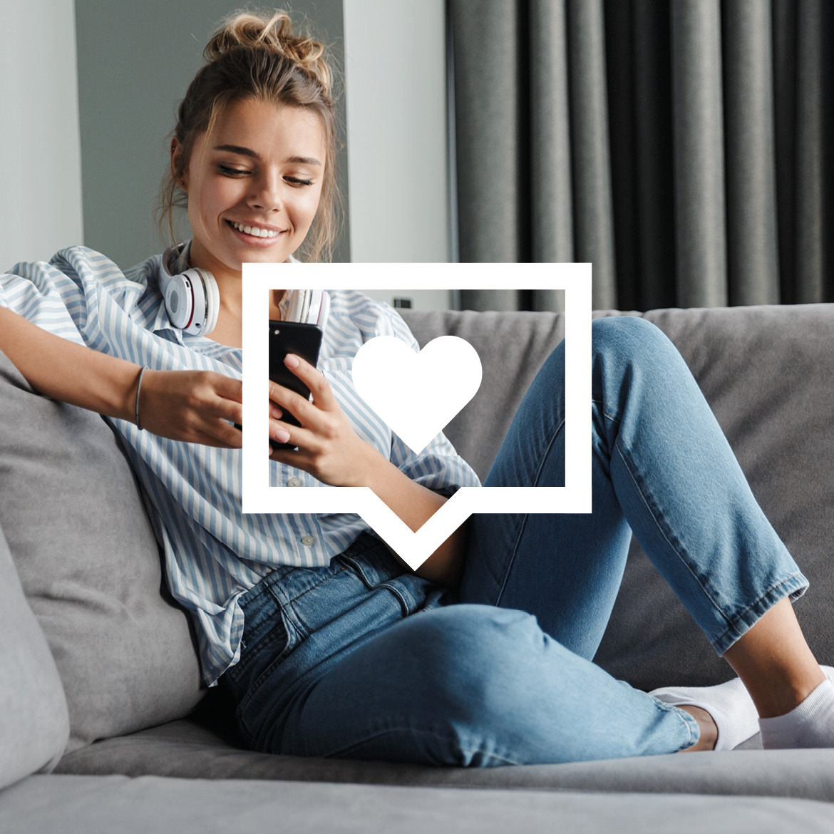 Bild einer Frau auf dem Sofa mit dem Handy in der Hand, darauf ein Icon zu Social Media Marketing