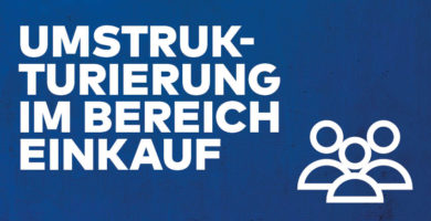 Bild mit der Aufschrift "Umstrukturierung im Bereich Einkauf" auf blauem Beton-Hintergrund