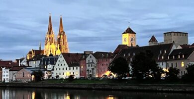 Regenburger Skyline bei Dunkelheit