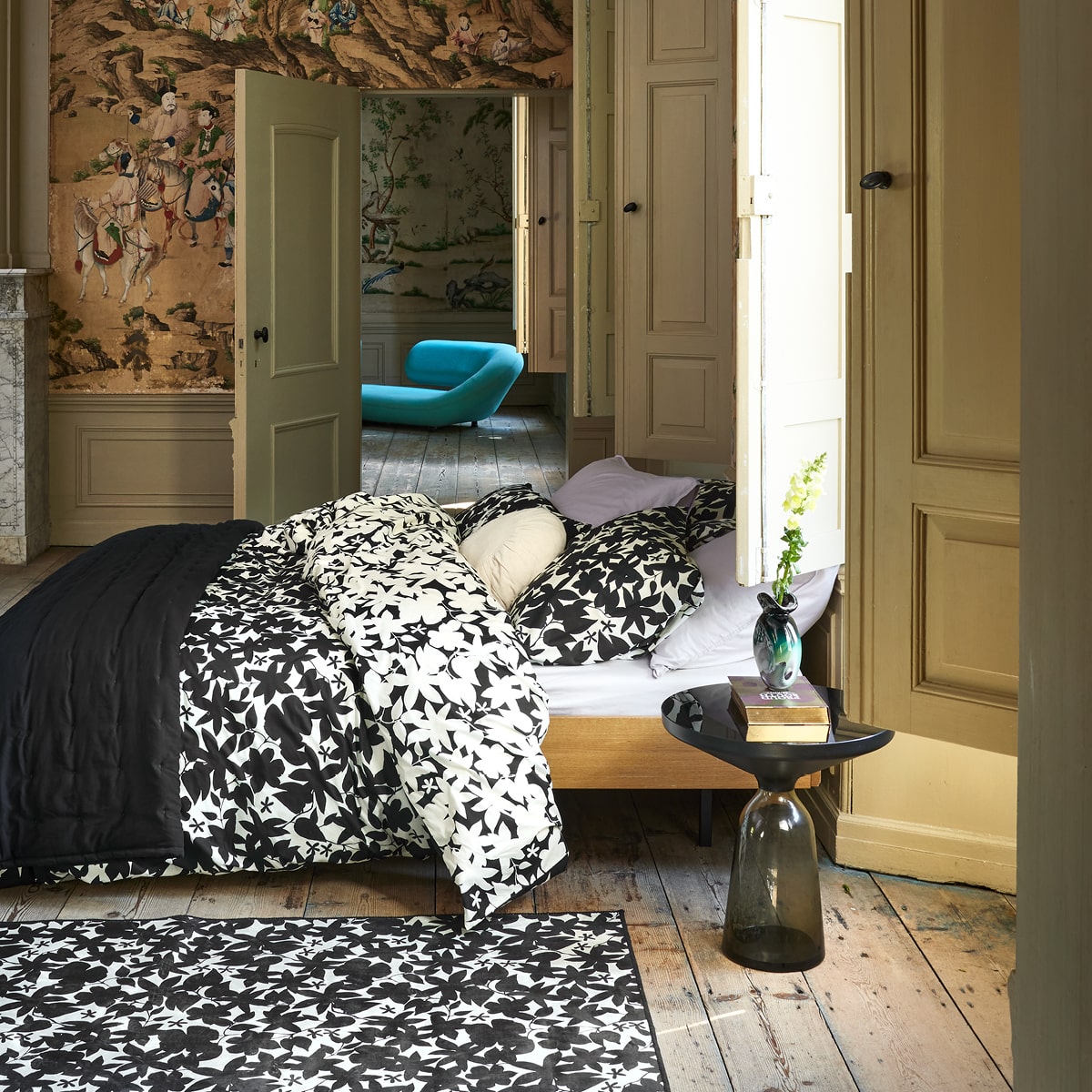 Bild von einem Designbett mit teils schwarzen Bettbezug