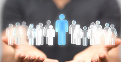 Offene Händenmit Grafisch dargestellte Menschen, dient stellvertretend der Visualisierung von Personalisierung.
