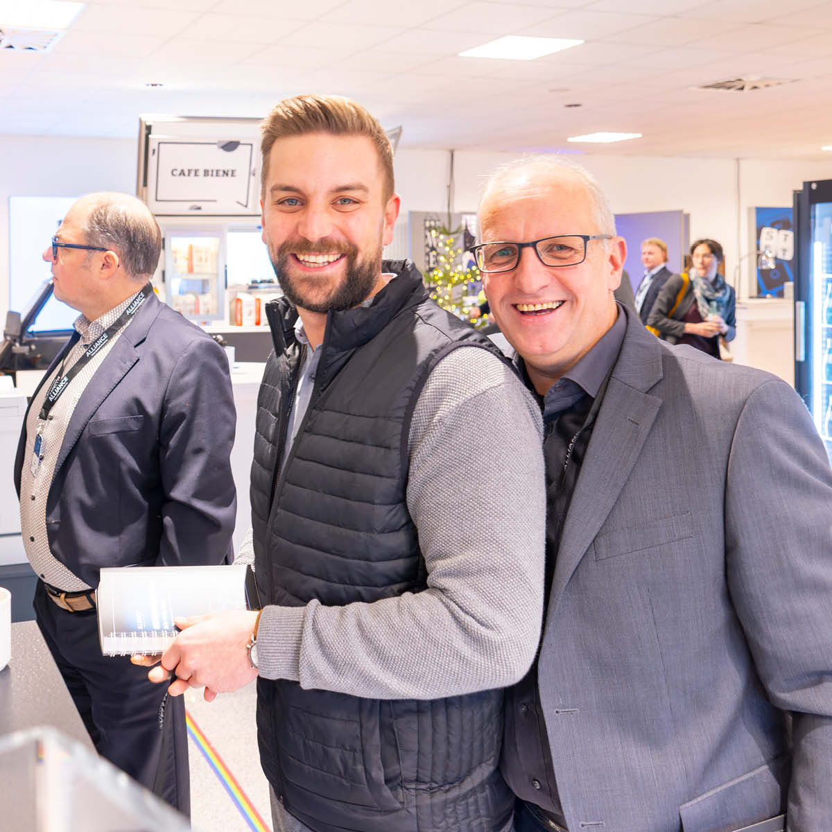 Besucher die fröhlich in die Kamera guckena uf der Alliance Ordermesse 2024
