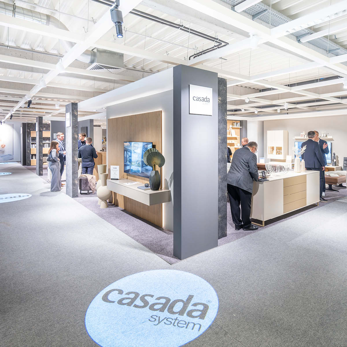 Die Fläche von casada mit Besuchern der Messe
