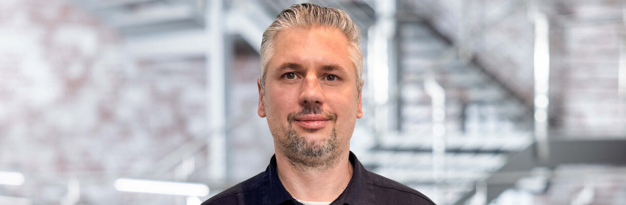 Portraitaufnahme des Mitarbeiters Oliver Simon