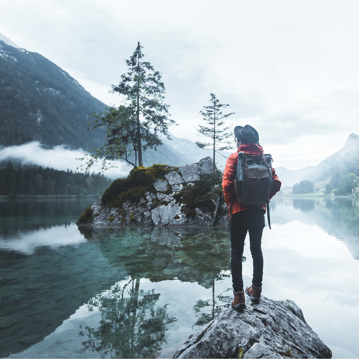 Person steht vor einem See in Norwegen.