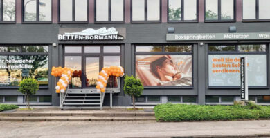 Front von Betten Bormann mit orangenen und weißen Ballons.