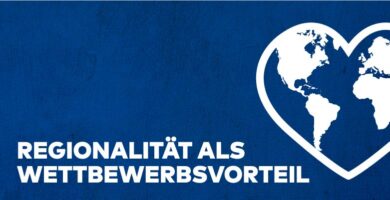 Herzförmige Weltkarte in weiß auf blauem Betonhintergrund. Daneben steht "Regionalität als Wettbewerbsvorteil".