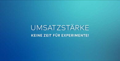 Blauer Farbverlauf von Alliance-blau zu Türkisblau. Darauf steht: "Umsatzstärke – Keine Zeit für Experimente"