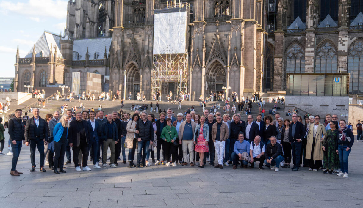 Bild von der JHV 2025, wo sich alle vor dem Kölner Dom versammelt haben