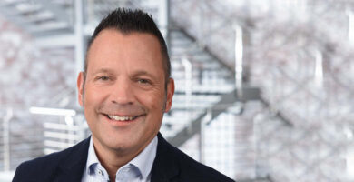Portraitfoto des Mitarbeiters Dennis Wojcinski.