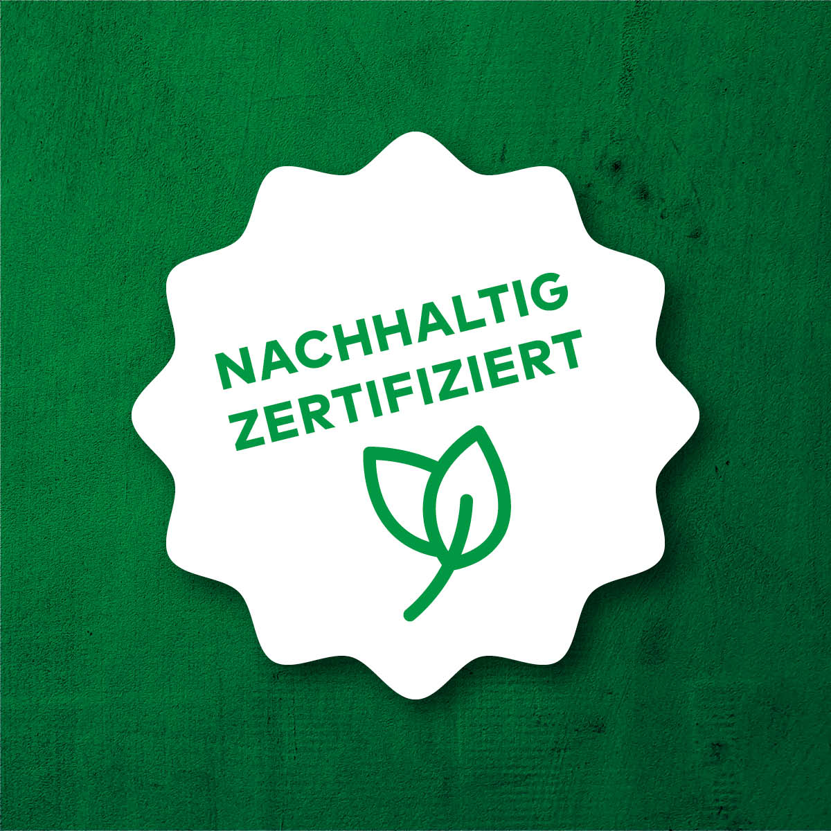 Grüner Betonhintergrund auf dem ein Sticker symbolisiert wird auf dem "Nachhaltigkeit zertifiziert" steht.