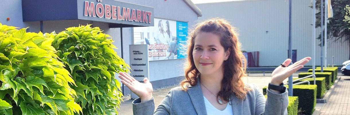 Victoria Moog vor ihrem Geschäfts, dem Möbelmarkt Leinefelde.