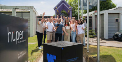 Gruppenfoto der Werbeagentur hüper zur Auszeichnung des Webdesign für das Möbelhaus Kösters