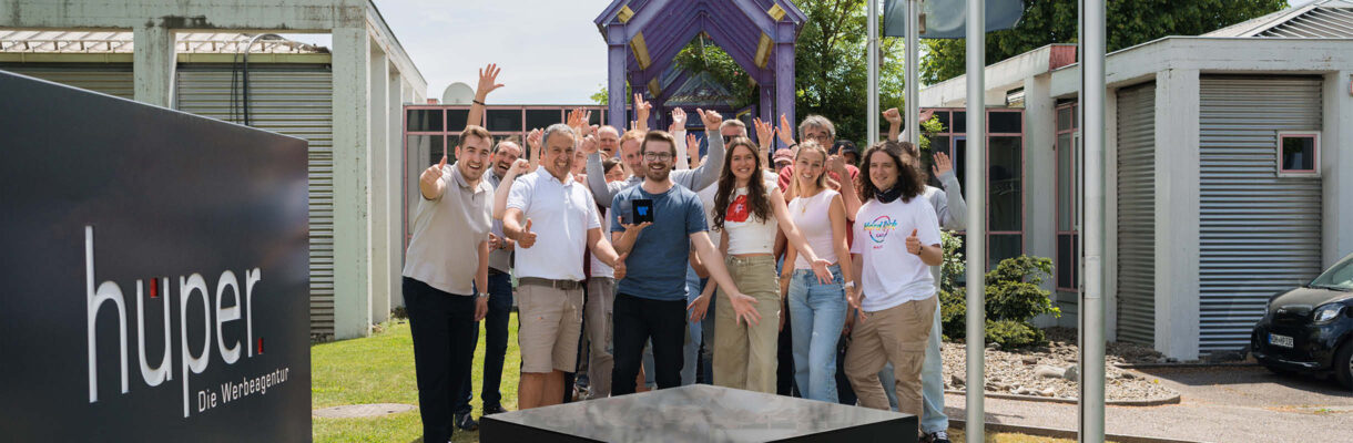 Gruppenfoto der Werbeagentur hüper zur Auszeichnung des Webdesign für das Möbelhaus Kösters