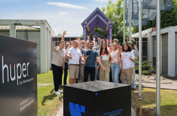 Gruppenfoto der Werbeagentur hüper zur Auszeichnung des Webdesign für das Möbelhaus Kösters