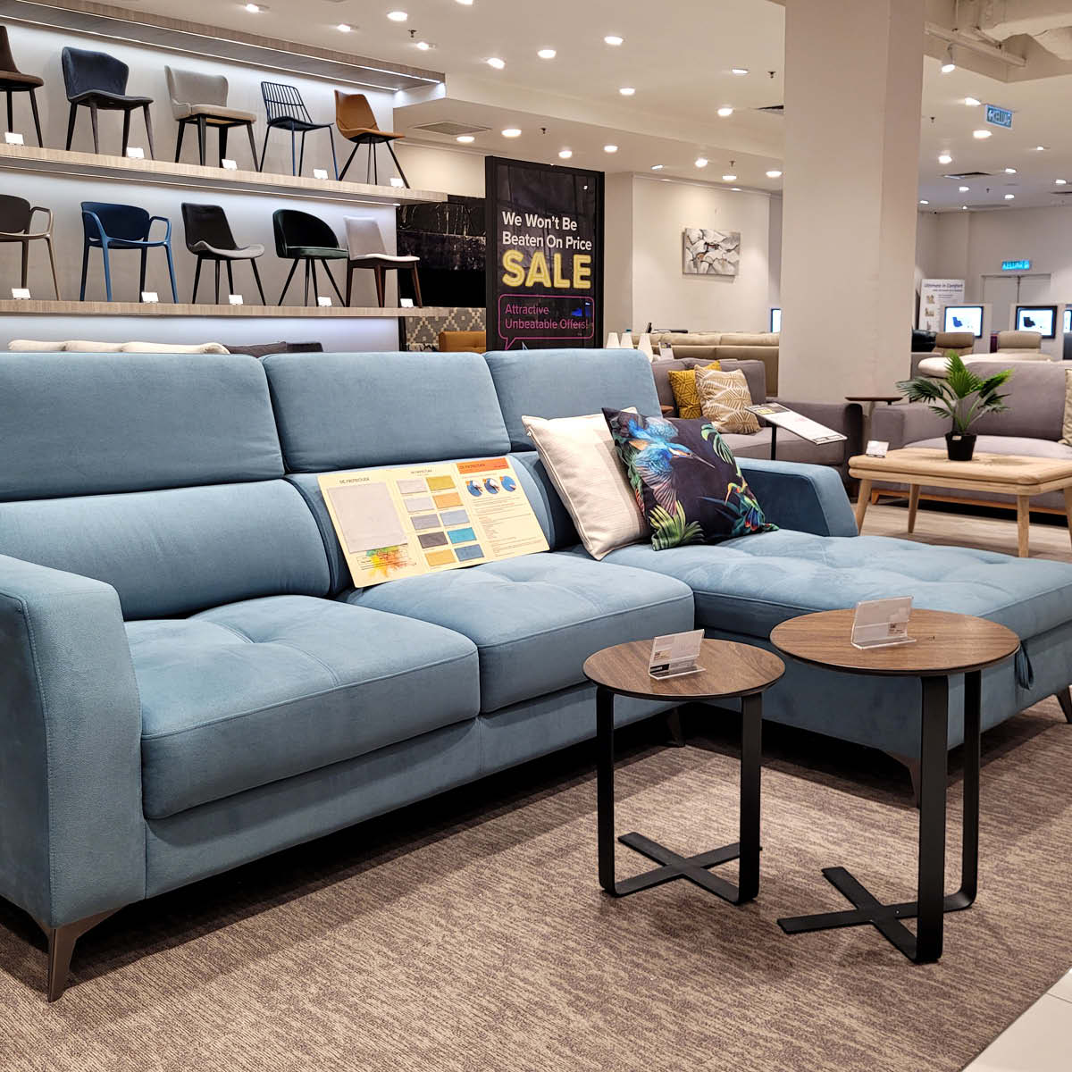 Einheitliche Markenkommunikation: Beschilderung in einem Möbelhaus