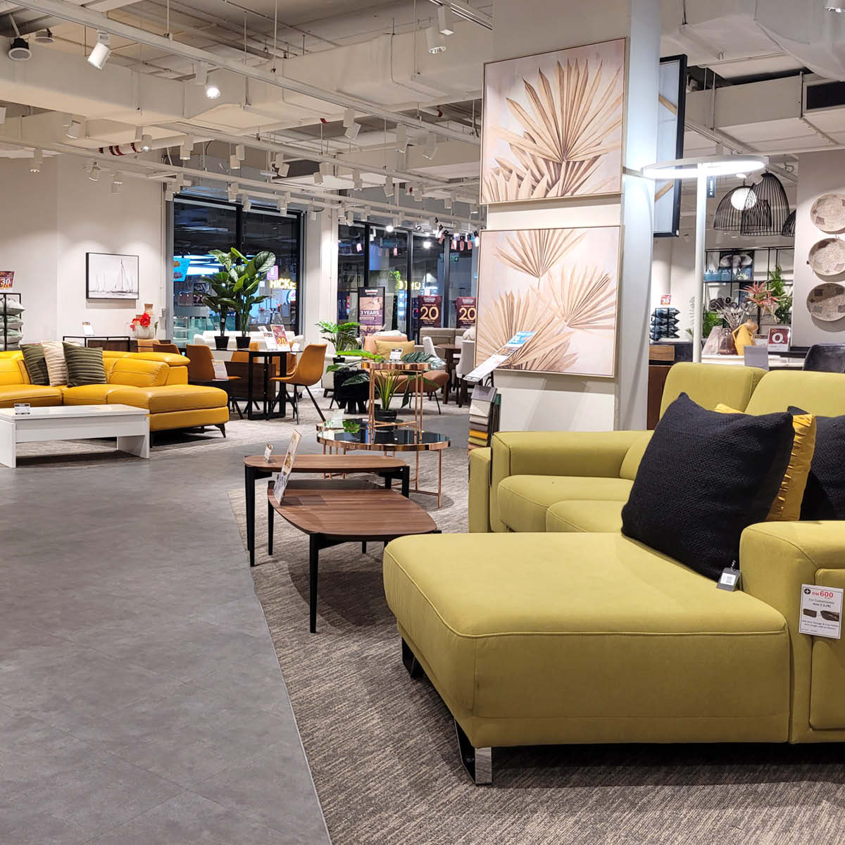 Einheitliche Markenkommunikation: Möbelhaus von innen mit Couches und andern Sitzmöbeln und Dekorationsartikeln.