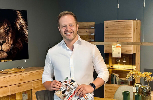 Hannes Voigt in einem Austellungswohnzimmer.