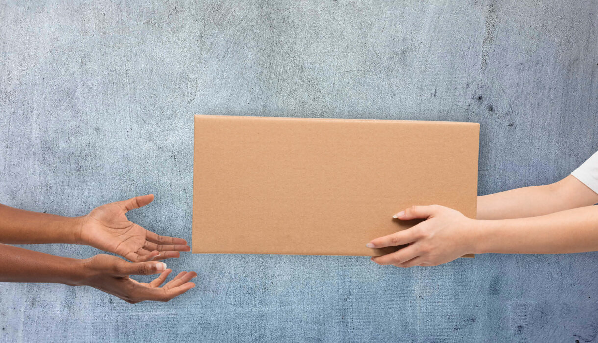 Retouren und Aftersales: Hände die einen Karton entgegennehmen.