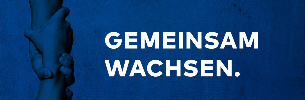 Zwei Hände greifen ineinander – Symbol für Partnerschaft und Unterstützung. Daneben steht in weißer Schrift auf blauem Hintergrund: „GEMEINSAM WACHSEN.“