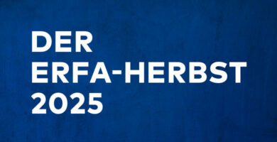 Blauer Betonhintegrund auf dem "Der ERFA-Herbst 2025" steht.