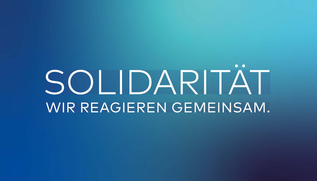 Blauer Farbverlauf mit dem Text "Solidarität – Wir reagieren gemeinsam."