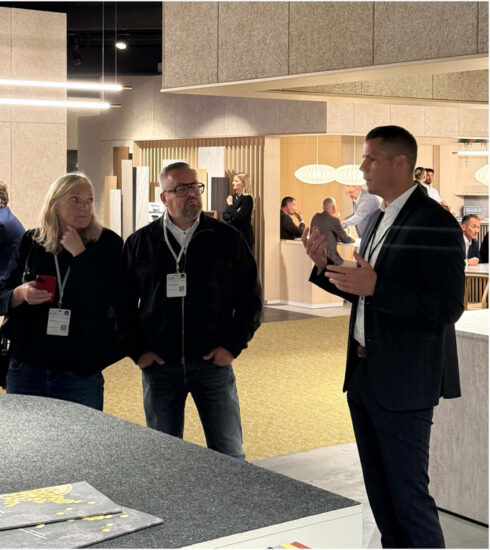 Iris Bülow und Marc Mispelkamp tauschen sich angeregt mit Branchenexperten aus.