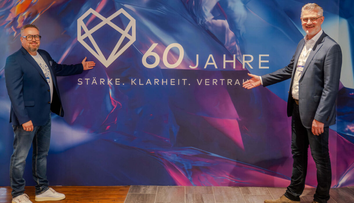 Stolz präsentieren Marko Steinmeier und Marc Mispelkamp das 60 Jahre Alliance-Logo