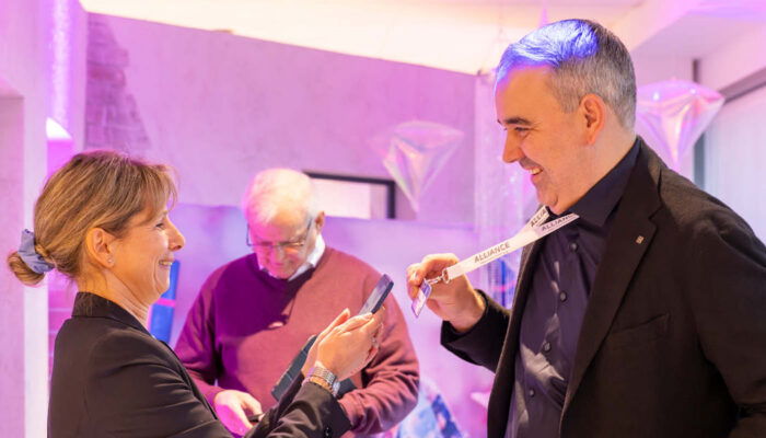 Der Ausweis der Besucher der Ordermesse wird fotografiert.