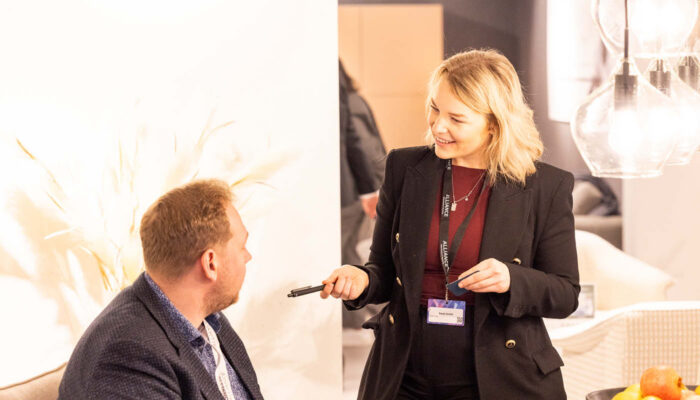 Angeregte Unterhaltungen und Veratungen auf der Ausstellung der Ordermesse.