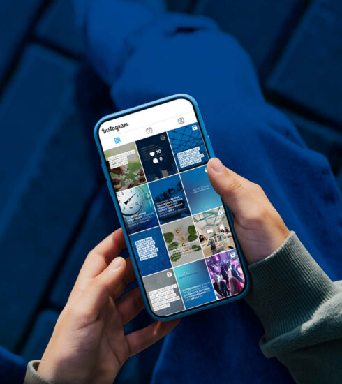 Social-Media-Account des Alliance-Verbandes auf einem iPhone vor blauem Hintergrund. Herausforderungen im Möbelhandel.