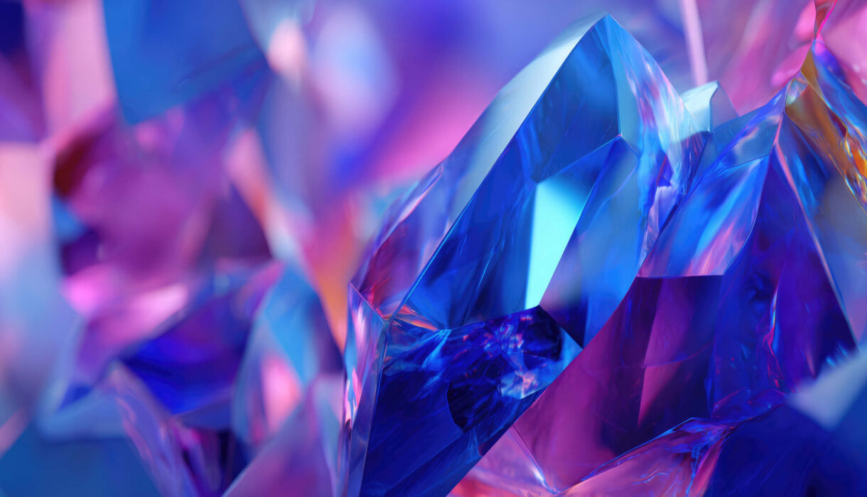 Blauer Diamant mit lila Spiegelungen.