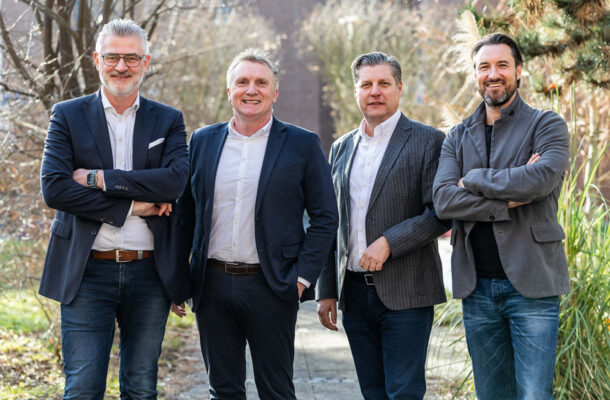 Gruppenfoto der Geschäftsführer der Partnerverbände Alliance-Verband, Der Küchenring und KüchenTreff auf der ZGV: v.l.n.r.: Marko Steinmeier, Dr. Olaf Hoppelshäuser, Marcus Roth und Daniel Borgstedt.