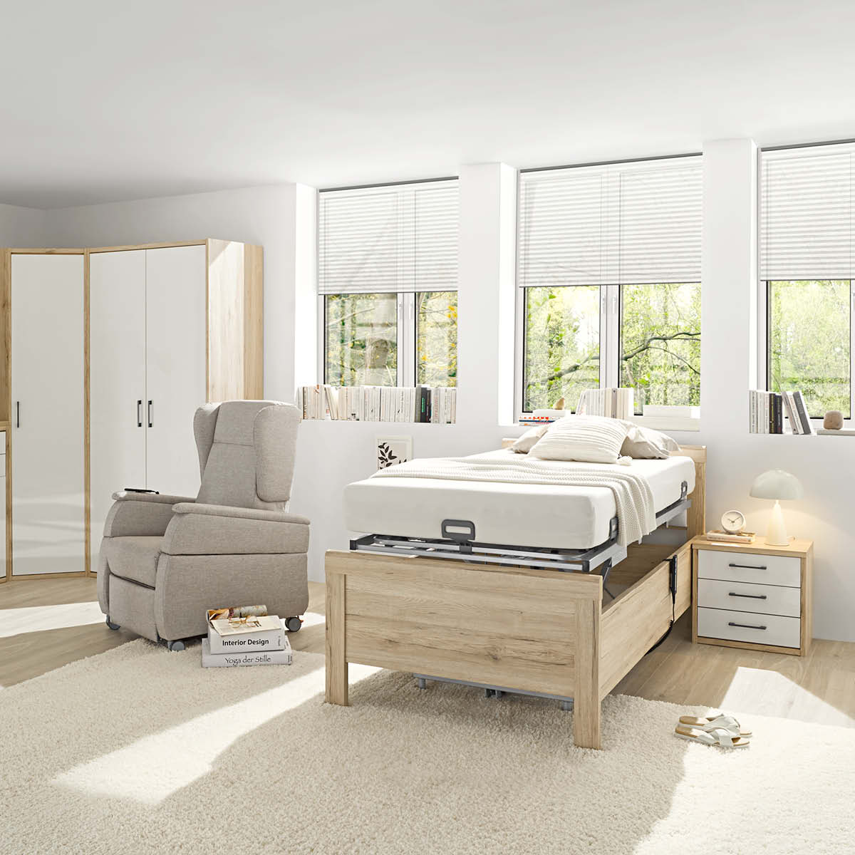 Innovationskraft im Gesundheits- und Pflegebereich: Modernes Pflegebett und komfortabler Sessel für mehr Lebensqualität.