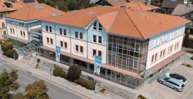 Luftaufnahme des Möbelhauses Rider – moderner Unternehmensstandort mit Glasfassade und Parkplätzen.