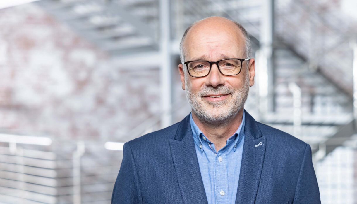 Porträt von Jürgen Büchel in moderner Geschäftsumgebung – Vertreter des alliance Verbands.