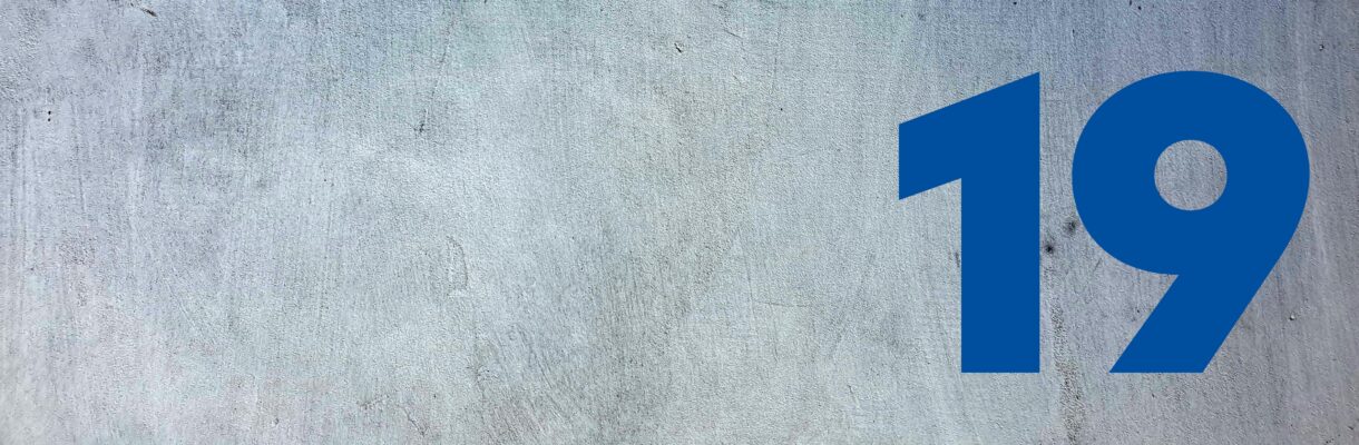 Großformatige blaue Zahl 19 auf Betonhintergrund