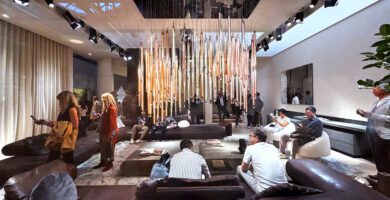 Moderne Design-Lounge auf Möbelmesse in Mailand mit beeindruckender Lichtinstallation und Besuchern im Ausstellungsraum