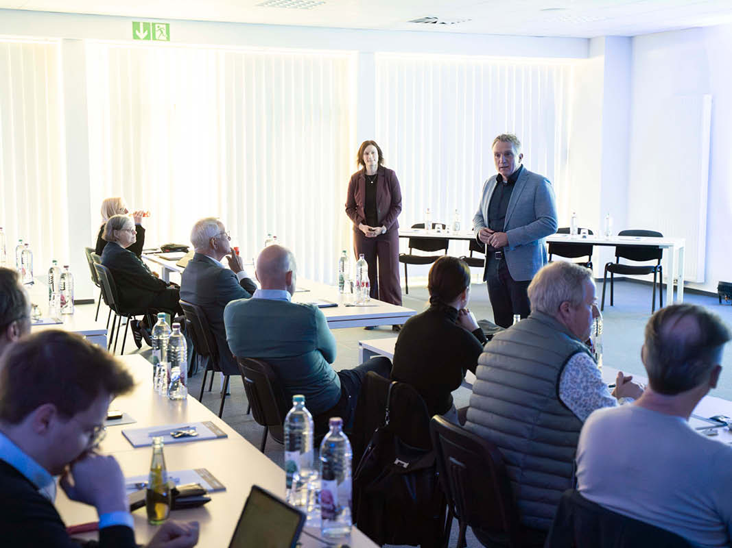 Referenten sprechen bei einer Prisma Tagung des Alliance Verbands