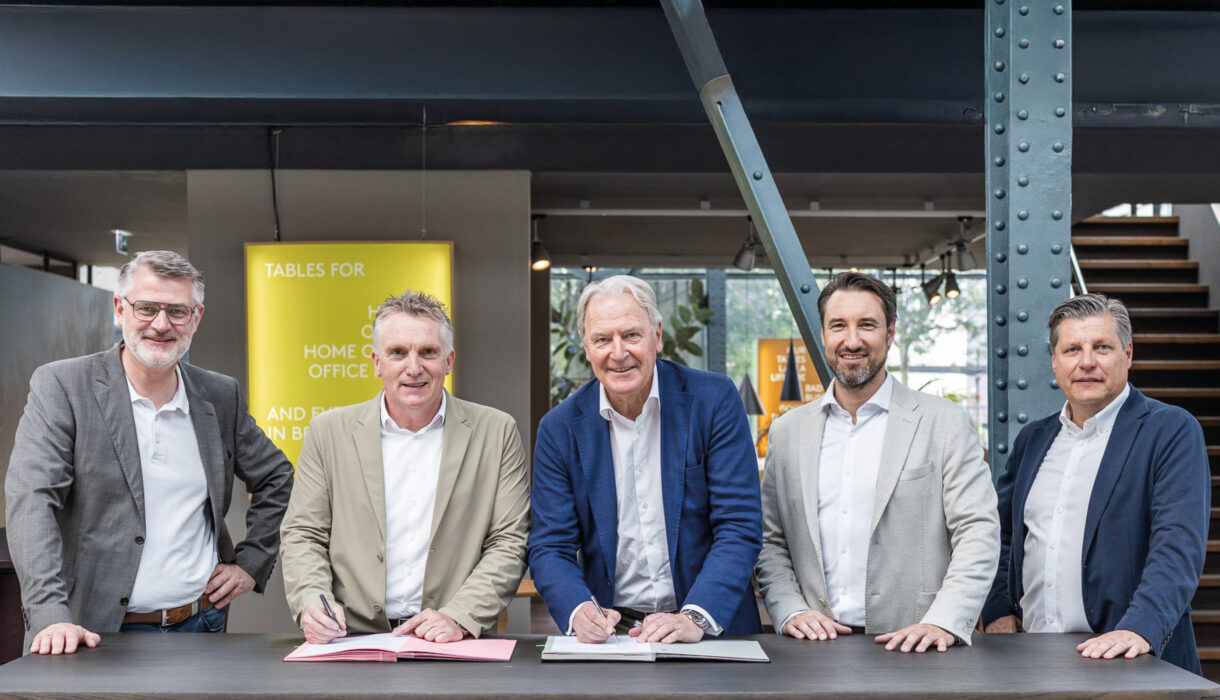 Vertreter der Küchen- und Möbelbranche bei einer Vertragsunterzeichnung in der Design Post Köln. Die Partner stärken ihre Zusammenarbeit für innovative Küchenplanung, moderne Wohnkonzepte und hochwertige Einrichtungslösungen im Küchenstudio- und Möbelhandel.