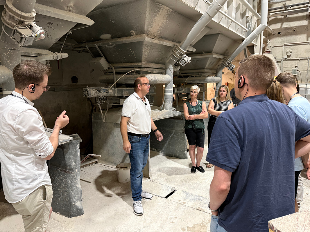 Fachführung in der Produktion von Keramikspülen mit Besuchergruppe, relevant für Küchenstudio, Küchenplanung, Küchenmöbel und hochwertige Designküchen.