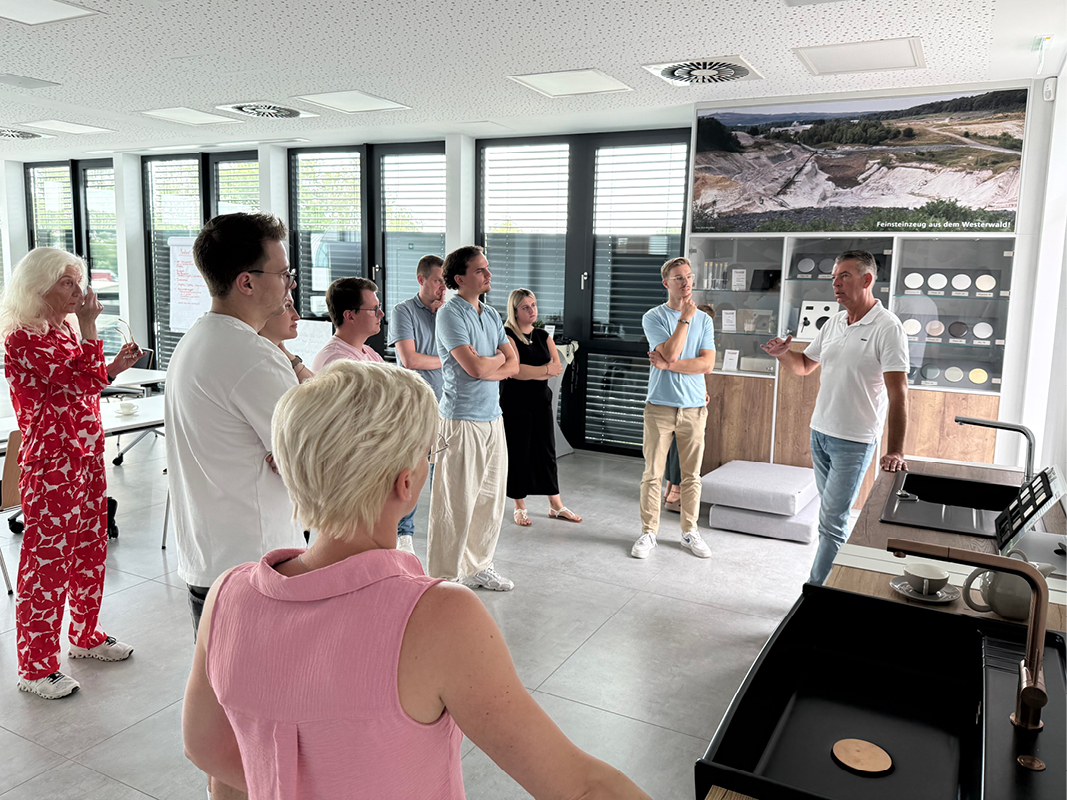 Präsentation im Showroom mit Küchenarbeitsplatten, Spülen, Armaturen und Materialmustern als Inspiration für Küchenstudio, Küchenplanung und Wohnküchen.