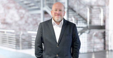Douglas Potschatka vom Alliance-Verband im schwarzen Sakko vor modernem, hellen Interior-Hintergrund – Ansprechpartner für Küchenstudio, Küchenplanung, Küchenmöbel und Designküchen im Wohn- und Küchenbereich.