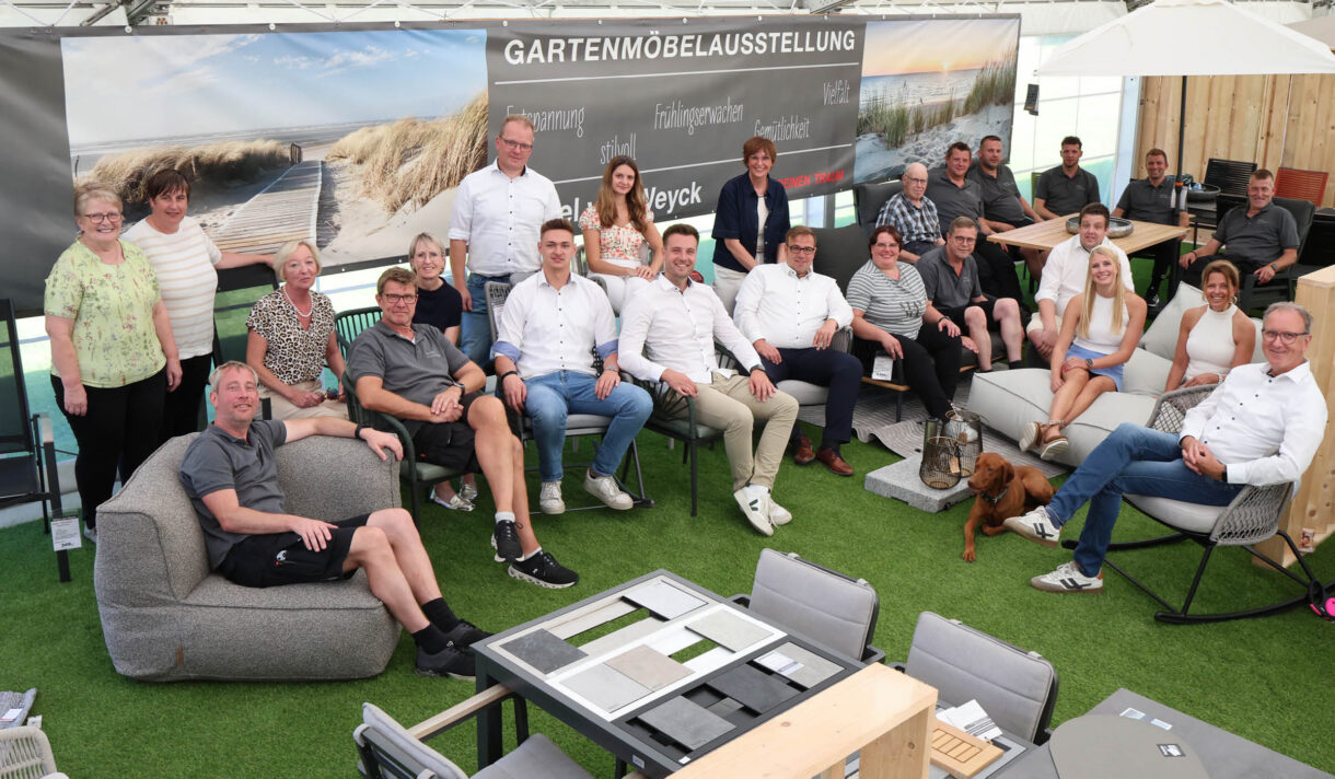 Team von Möbel van Weyck in der Gartenmöbelausstellung mit verschiedenen Sitzmöbeln, Tischen und Outdoor-Möbeln – persönliche Beratung und Einrichtungskompetenz für Möbel, Küchenstudio und Küchenplanung.
