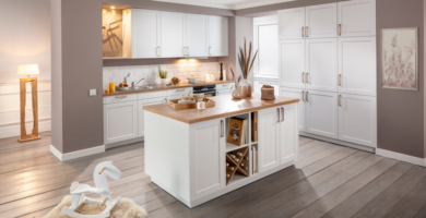 Helle moderne Küche mit weißen Fronten, Holzarbeitsplatte und Kücheninsel – klassisches Küchendesign und individuelle Küchenplanung bei Alliance Küchen.