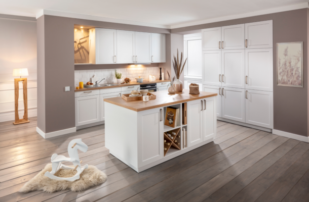 Helle moderne Küche mit weißen Fronten, Holzarbeitsplatte und Kücheninsel – klassisches Küchendesign und individuelle Küchenplanung bei Alliance Küchen.