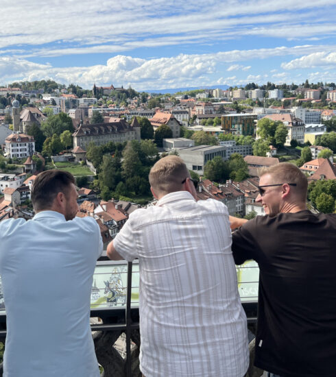 Teilnehmer der Casa Swiss Generalversammlung 2026 genießen den Blick auf die Altstadt von Fribourg.