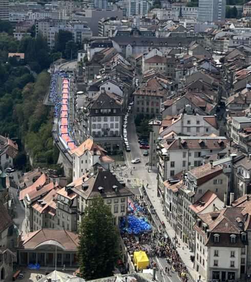 Blick über die Dächer und Gassen der Altstadt von Fribourg.