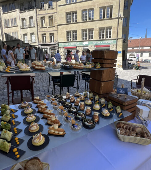Buffet mit kleinen Vorspeisen und Desserts beim Treffen von Casa Swiss in Fribourg.