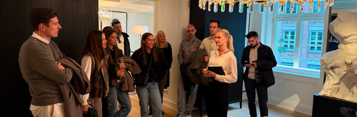 Teilnehmende des Alliance Future Camps bei einer Führung durch einen Möbel-Showroom in München.